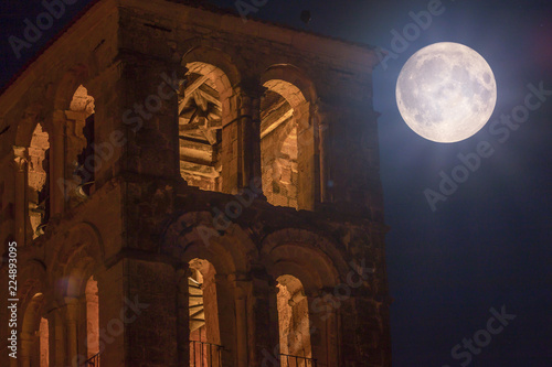 Full moon in Pedraza, Segovia. La noche de las velas