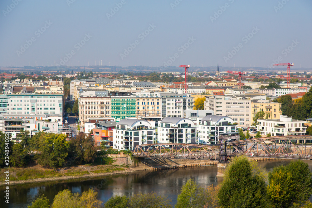 Häuser an der Elbe in Magdeburg mit Hubbrücke