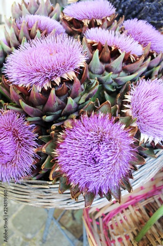 Marktstand mit Artischockenblüten als Blumenschmuck photo