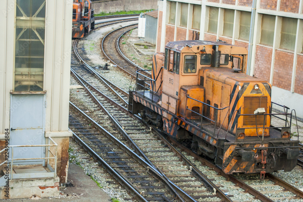Una locomotiva industriale nei pressi degli stabilimenti Ansaldo di Genova in Italia Una locomotiva industriale nei pressi degli stabilimenti Ansaldo di Genova in Italia