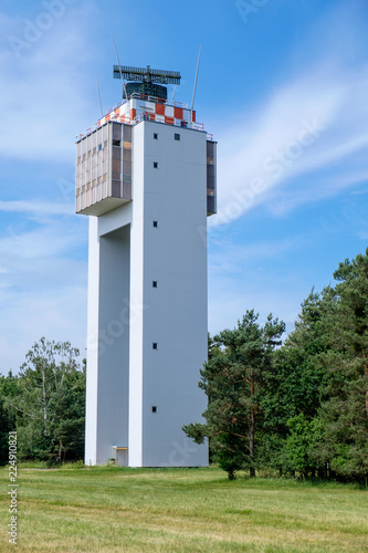 Obraz na płótnie Flughafen-Tower mit Radar
