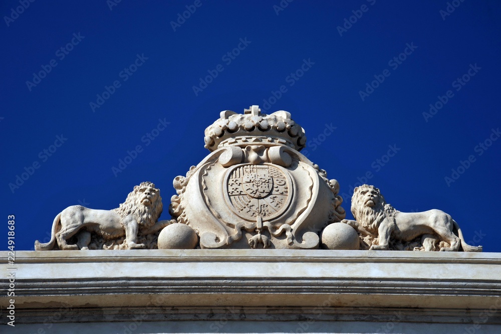 Obraz premium Coat of arms on a building in the ancient maritime city of Cadiz. 