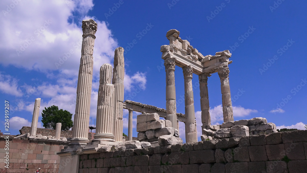 Obraz premium Pergamon museum, ruins of ancieny acropolis, Bergama, Turkey