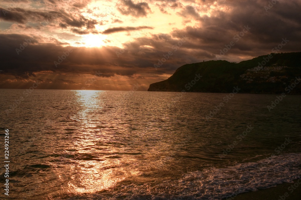 Obraz premium atardecer con nubes en el mar