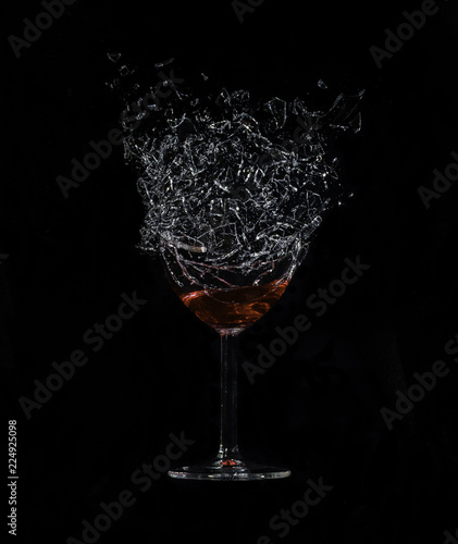 Explodierendes Weinglas