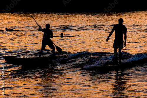 Obraz na płótnie Atardecer deporte surf