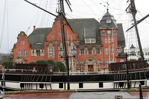 seitenansicht auf das segelschiff vor dem rathaus der stadt papenburg deutschland fotografiert während einer sightseeing tour in papenburg deutschland