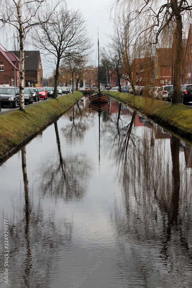 weitblick auf das segelschiff und den wasser reflektionen auf dem kanal in papenburg deutschland fotografiert während einer sightseeing tour in papenburg deutschland weitblick auf das segelschiff und den wasser reflektionen auf dem kanal in papenburg deutschland fotografiert während einer sightseeing tour in papenburg deutschland