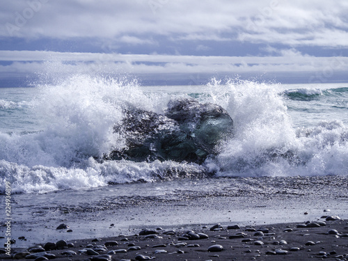 Obraz na płótnie Ocean wave clashing at an iceberg on Diamond Beach in Iceland w salonie