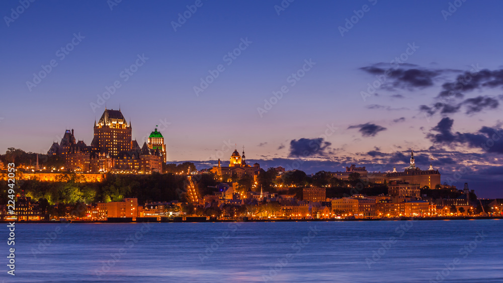 Fototapeta premium Panoramę miasta Quebec nad rzeką św. Wawrzyńca