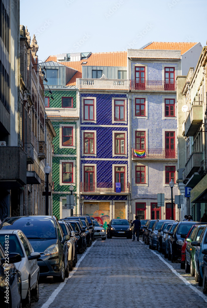 Car Approaches in Porto Tight Street