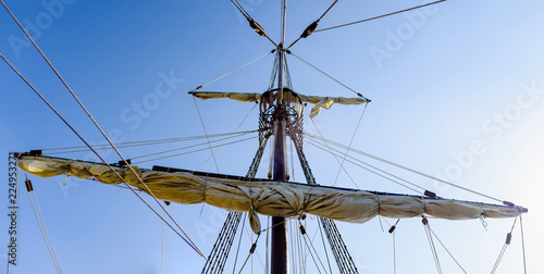 Papier peint Sails and ropes of the main mast of a caravel ship, Santa María Columbus ships