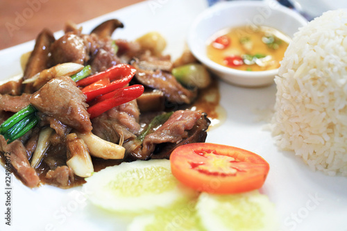 Fried beef with oyster sauce