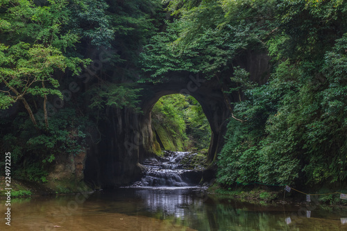 Obraz na płótnie 夏の亀岩の洞窟の風景 w salonie