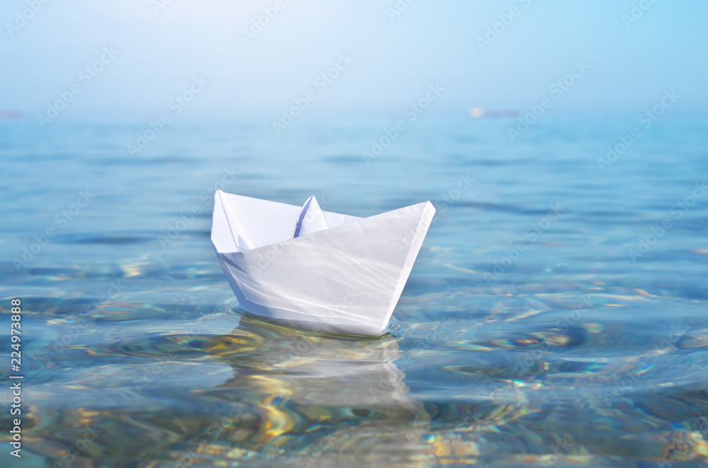 Obraz premium Paper toy ship and deep blue sea.