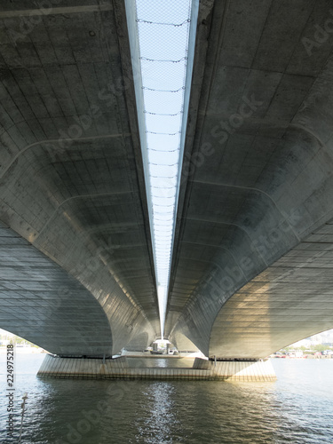 下から見た柳都大橋
