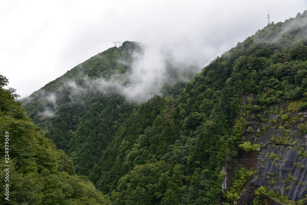 山 山