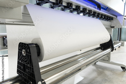 Εκτύπωση καμβά Blank paper roll in large printer format inkjet machine for industrial business