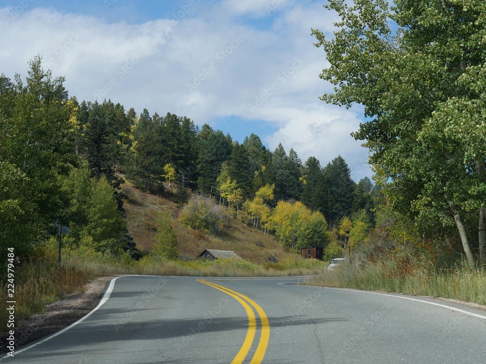 Naklejka premium Winding roads with cabins by the roadside at the Golden Gate Canyon State Park in Golden, Colorado