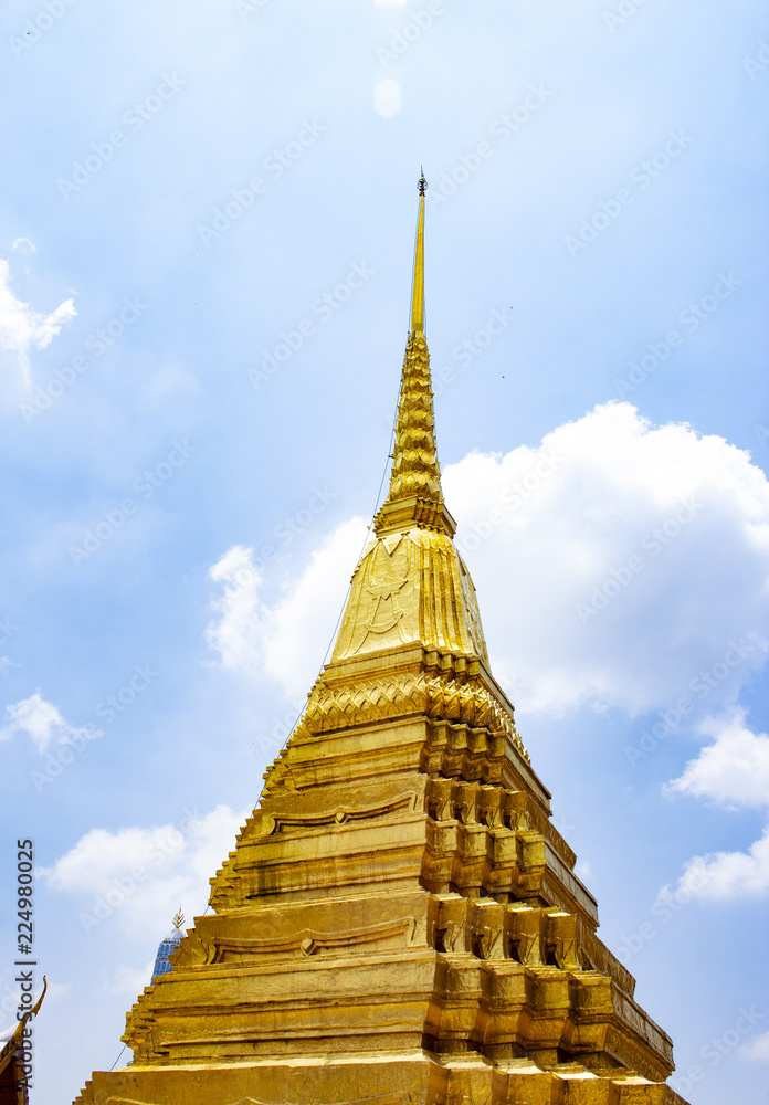 Fototapeta premium Golden Stupa in Wat Pra Kaew the Grand Palace in Thailand