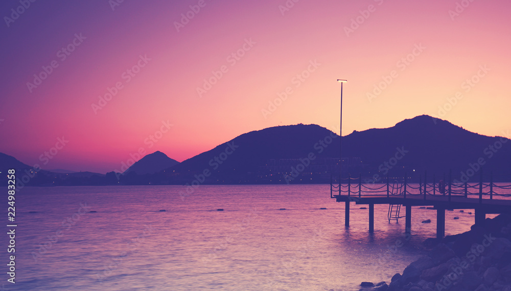 Fototapeta premium romantischer Steg am Meer