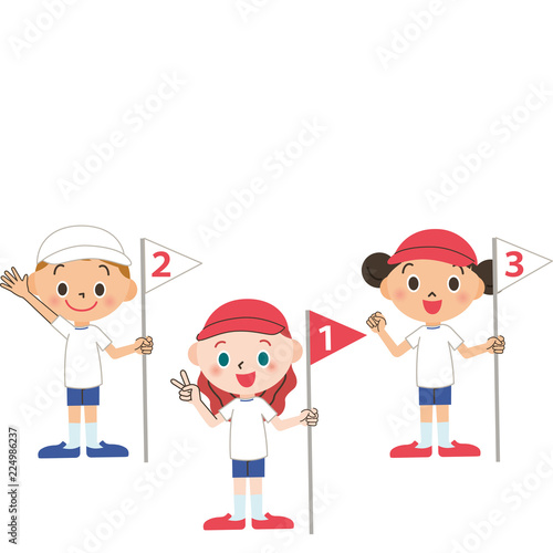 運動会で順位の旗を持つ子供達