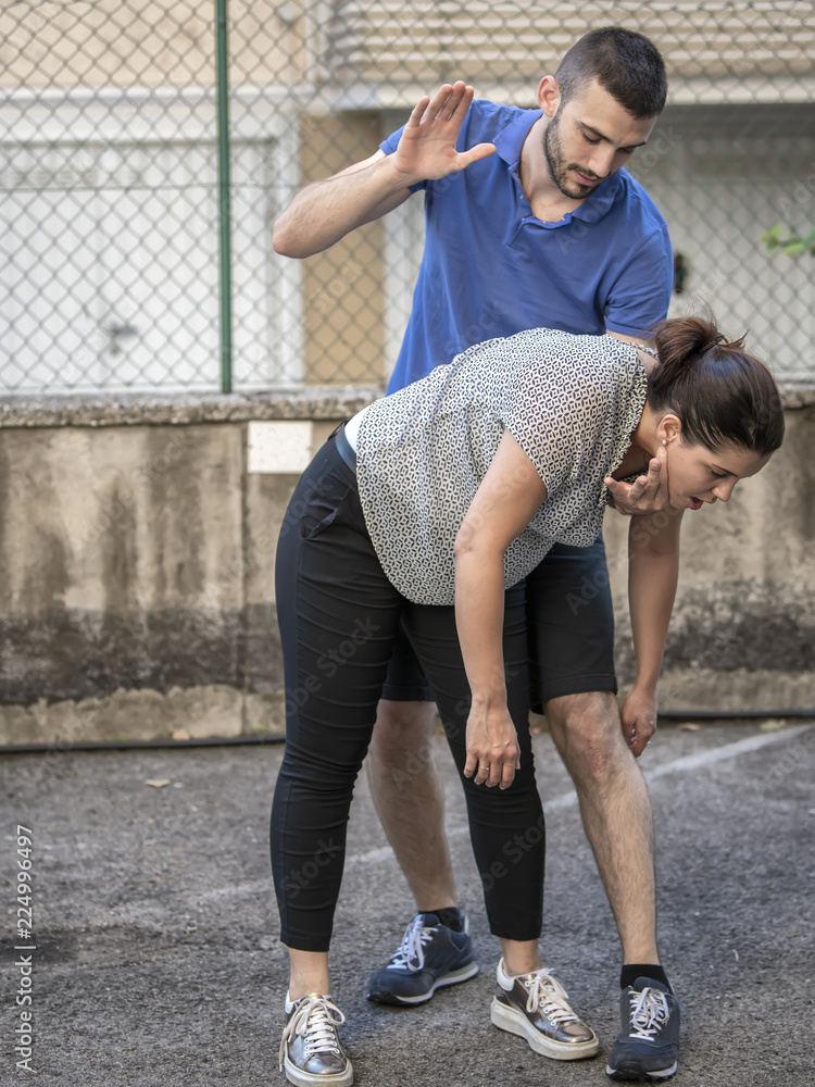 ragazzo esegue manovra di heimlich per disostruire le vie aeree di una ragazza che sta soffocando ragazzo esegue manovra di heimlich per disostruire le vie aeree di una ragazza che sta soffocando