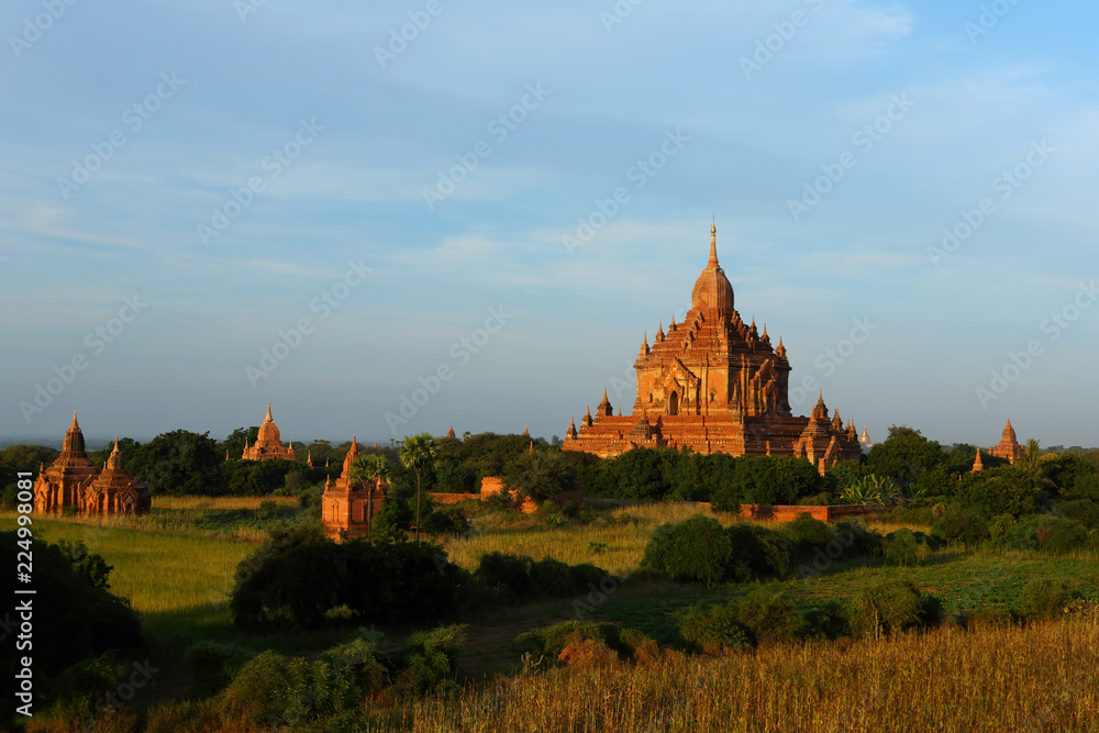 Obraz premium Old ancient bagan temple in Myanmar. The landmark tourism culture in Asian.