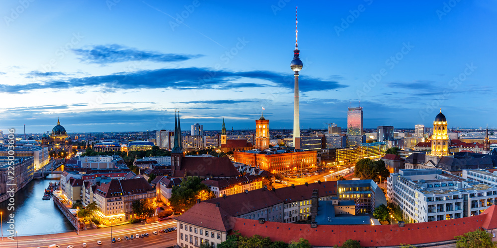 Fototapeta premium Berlin Skyline Fernsehturm Rotes Rathaus Panorama Blue Hour Niemcy City