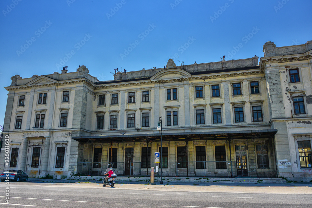 Obraz premium Historischer Bahnhof Trieste Campo Marzio