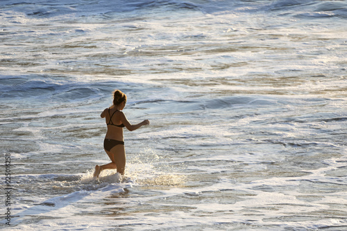 chica rubia en bikini bañándose en la playa 4M0A5302-f18 photo