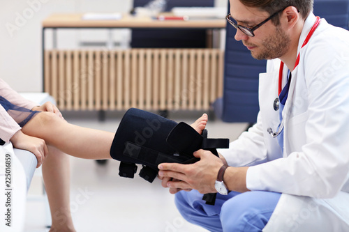 Obraz na płótnie Little girl in clinic having a checkup with orthopaedist