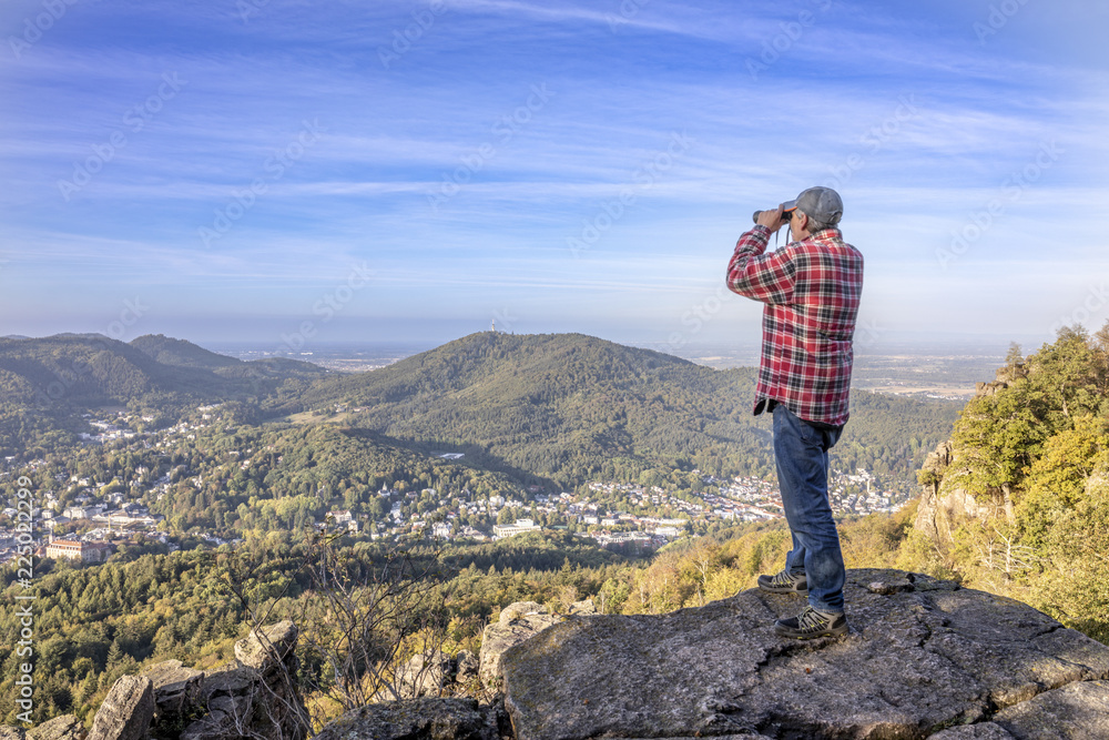 Mann steht auf einem Felsvorsprung am Battertfelsen