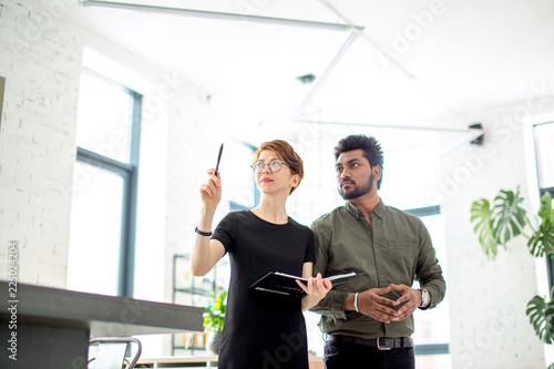 Foto Two business people discussing about work in office