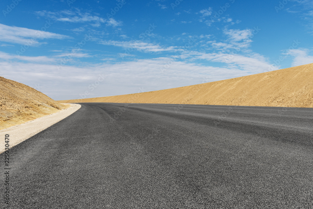Fototapeta premium frisch asphaltierte neue Landstraße