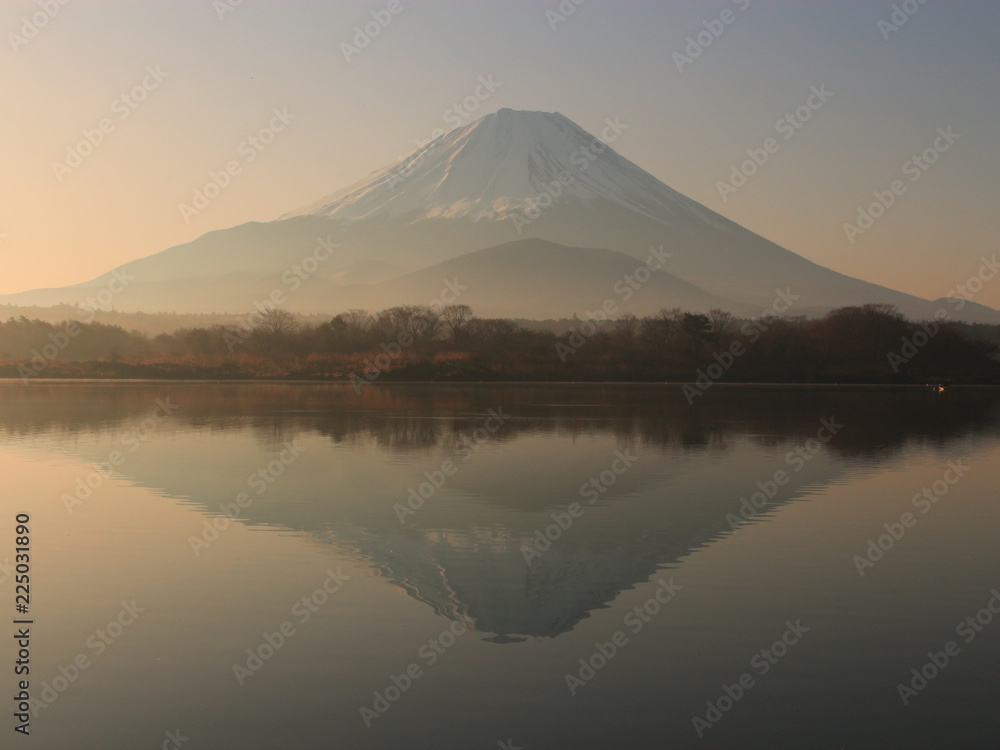 逆さ富士　精進湖　山梨県　日本