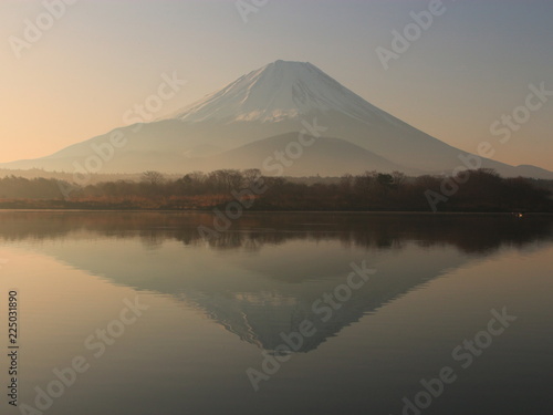 逆さ富士 精進湖 山梨県 日本
