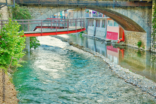 Ponte pedonale costruito sotto quello stradale