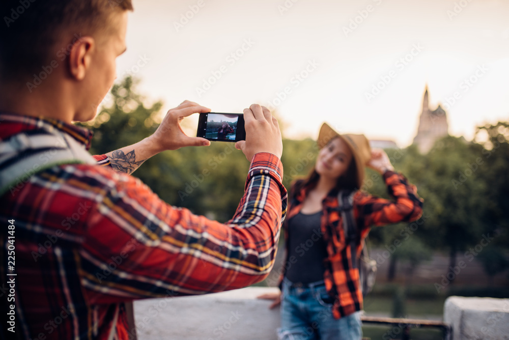 Naklejka premium Young woman poses on excursion in tourist town