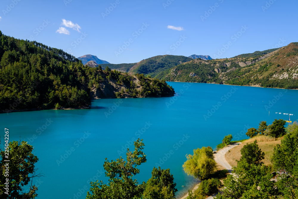 Naklejka premium Vue panoramique sur le lac de Castillon. Alpes de Haute Provence. 