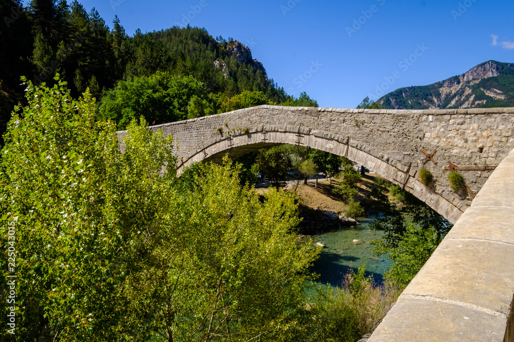 Ancien pont sur le Verdon (pont du roc). Village de Castellane, Alpes de Haute Provence. Provence, France.