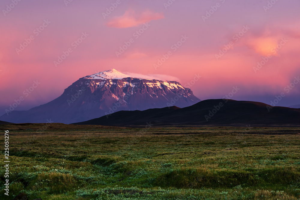 Obraz premium Beautiful volcanic mountain in Iceland covered with snow in pink sunset light