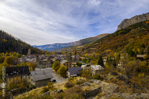 Vue panoramique sur le village Colmars les Alpes. Alpes de Haute Provence. France.
