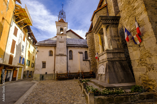 L'Eglise et le bâtiment de la mairie du village de Colmars les Alpes. France. photo