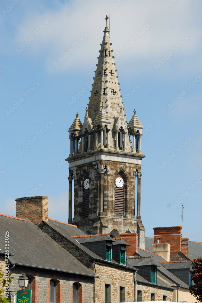 Ville de Combourg, clocher de l'église Notre-Dame de Combourg (début XXe siècle), maisons en premier plan, département d'Ille-et-Vilaine, Bretagne, France