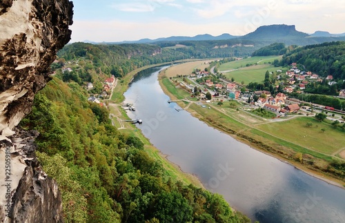 Fototapeta Naklejka Na Ścianę i Meble -  Elbe, Blick von der Bastei zum Lilienstein