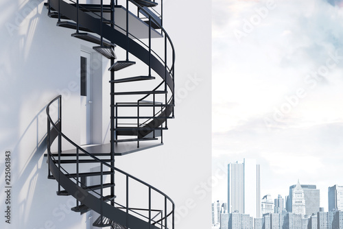 Fototapeta Biały dom, szare spiralne schody ewakuacyjne, miasto