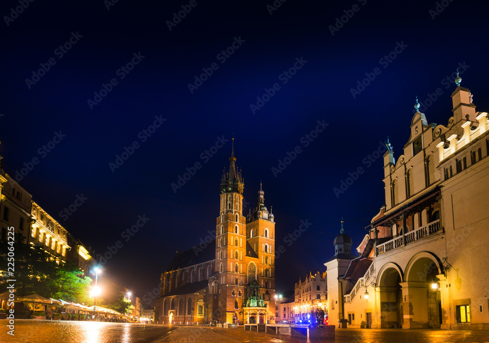 Fototapeta premium KRAKOW, POLAND - August 27, 2017: The main square downtown Krakow, Poland