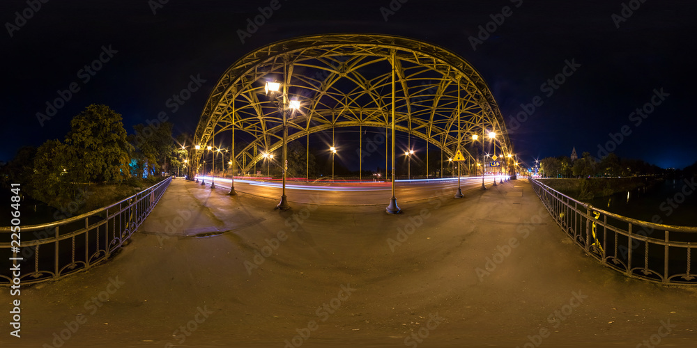 Fototapeta premium Pełna bezszwowa bańczasta 360 stopni kąta widoku nocy panorama blisko stalowej ramy budowy ogromny most przez rzekę w equirectangular projekci. Zawartość VR AR