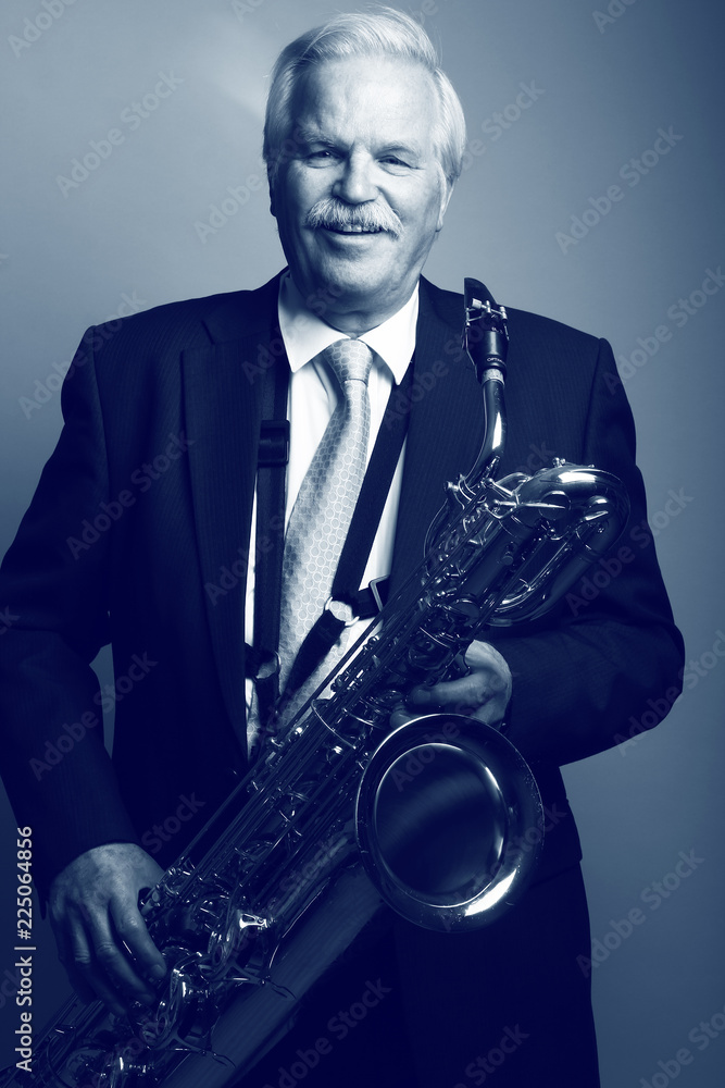 Obraz premium Older man with a saxophone